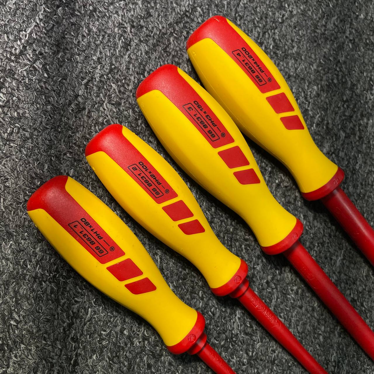 BỘ 4 CÂY TUA VÍT PHILLIPS CÁCH ĐIỆN 1000V HOLEX 668641 BỘ 4 CÂY TUA VÍT PHILLIPS CÁCH ĐIỆN 1000V HOLEX 668641